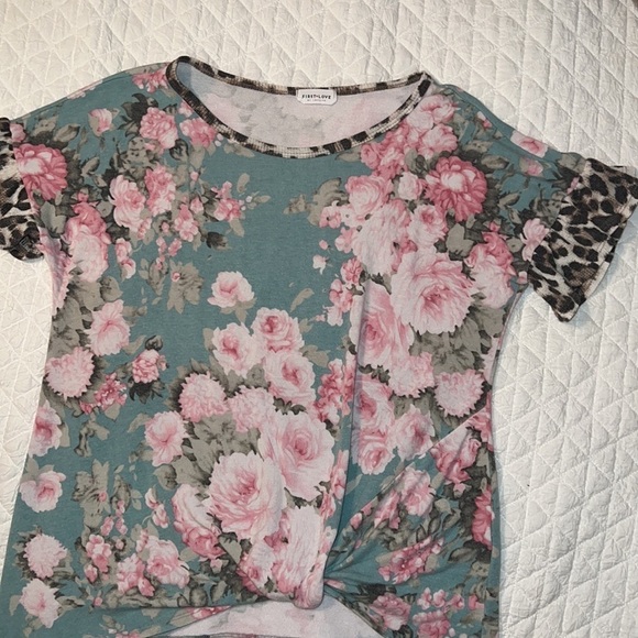 🛍️Floral print with leopard print ruffles on sleeves and collar. - Picture 3 of 5